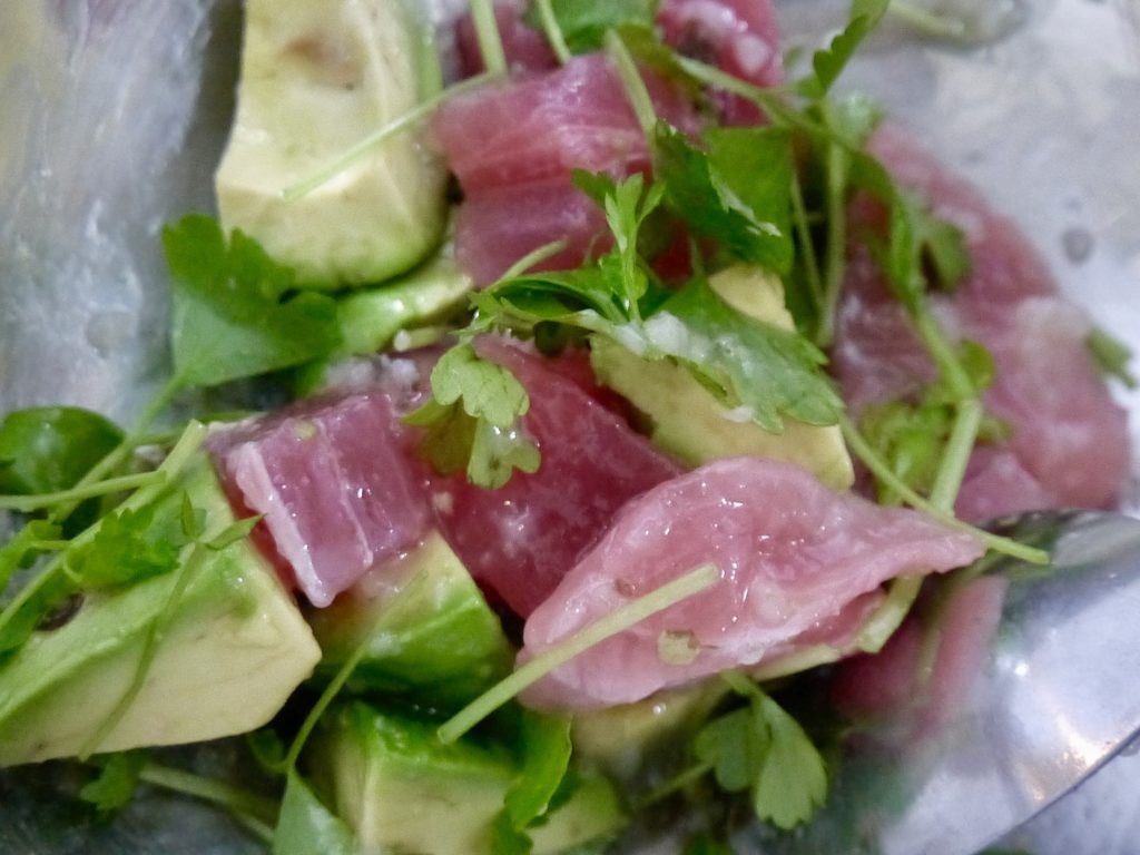 マグロとアボカドの甘麹漬液和え(こんぶ)