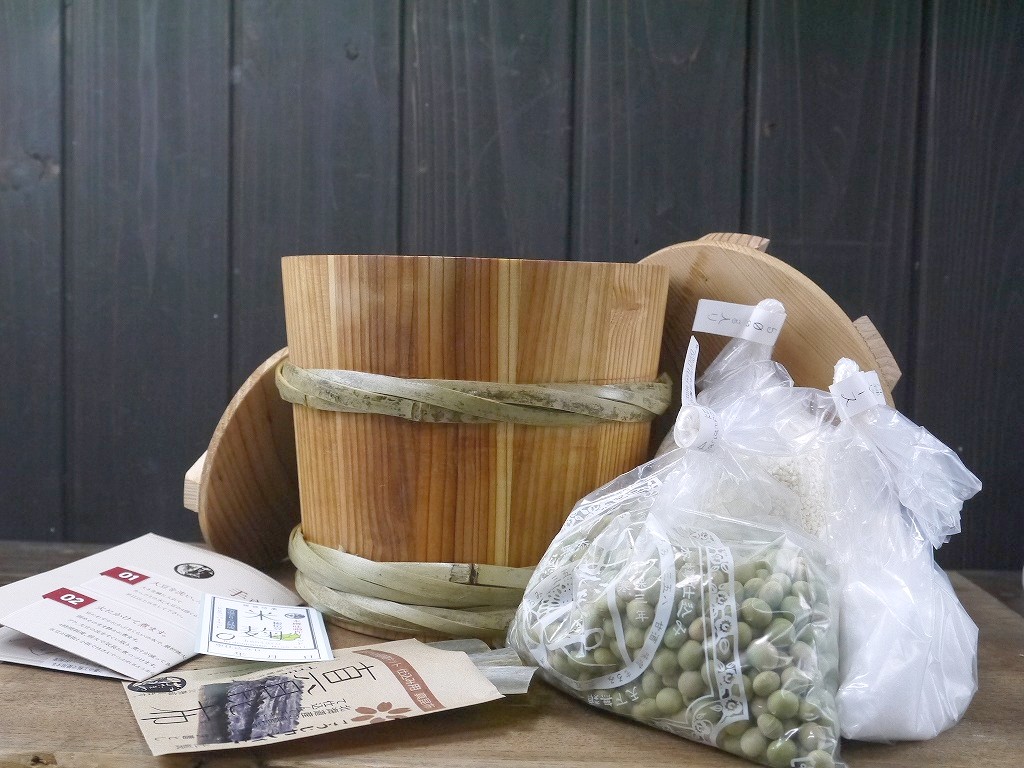 タッパでかんたん 米麹+秘伝豆 本樽味噌作りキット(3L樽表面のみチークオイル仕上げ)