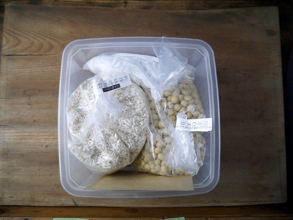 タッパでかんたん 味噌作りキット 玄米麹+白大豆（2Lタッパ付）