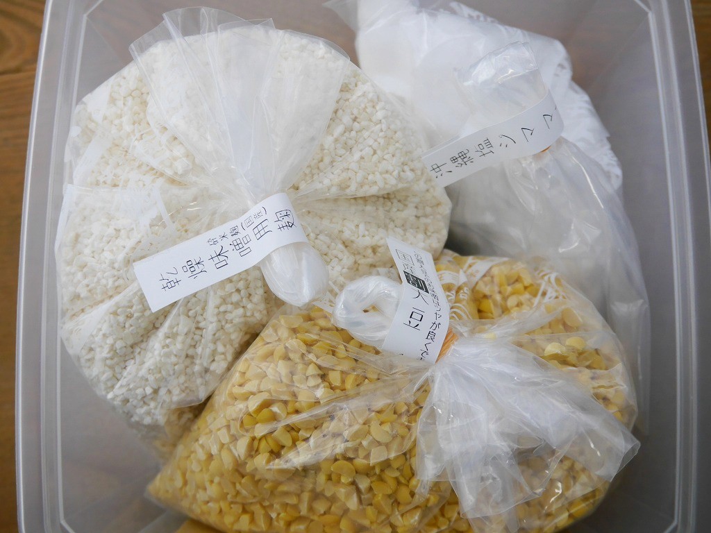 タッパでかんたん 味噌作りキット 米麹+割大豆（2Lタッパ付）