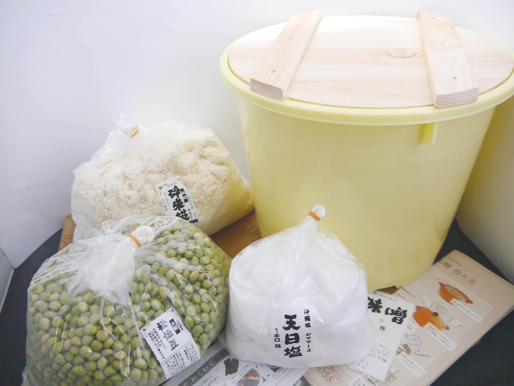 手作り味噌セット 秘伝豆 10Lポリ樽付 こだわり食塩（出来上がり量 約8kg）