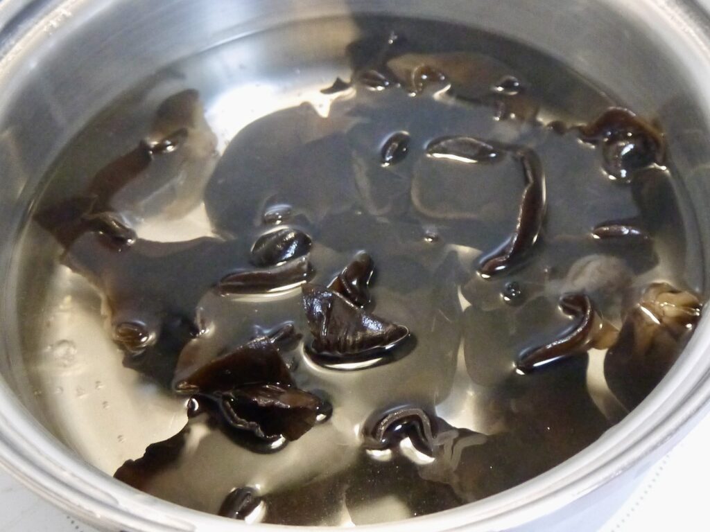 アボカドとキクラゲの醤油麹和え