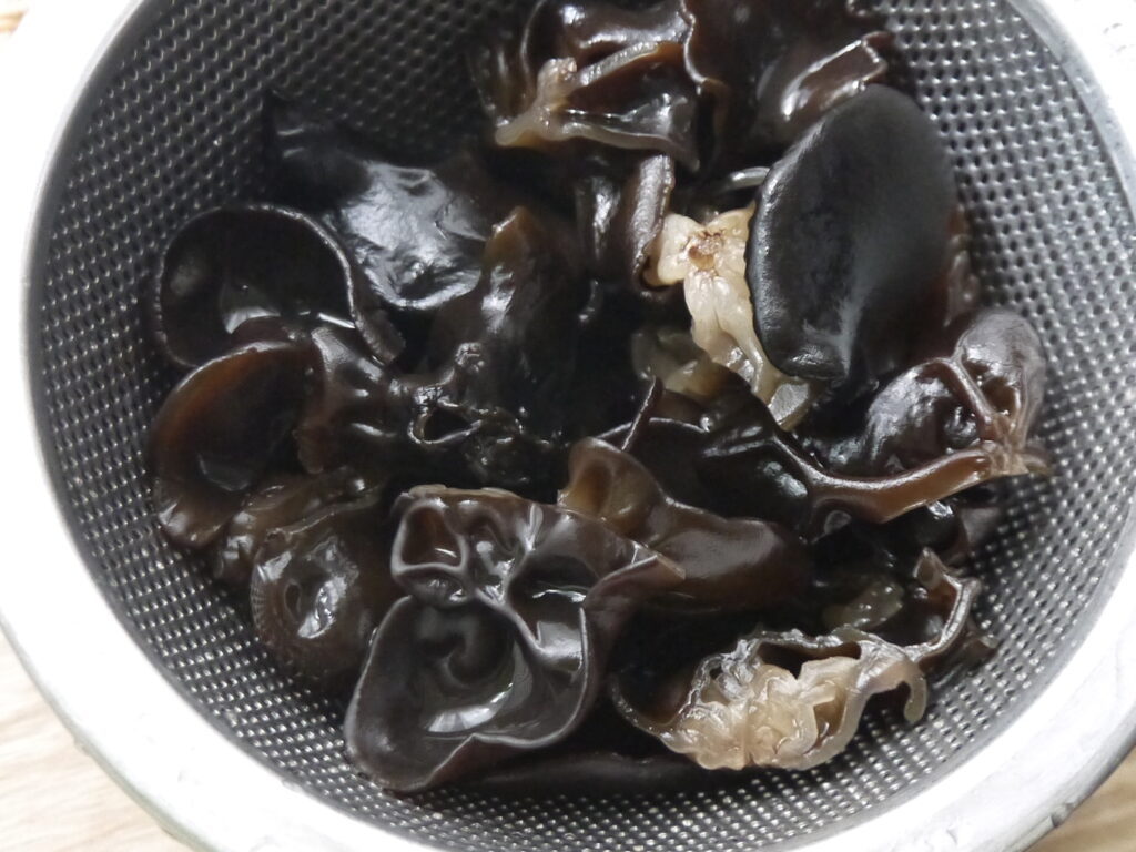 アボカドとキクラゲの醤油麹和え