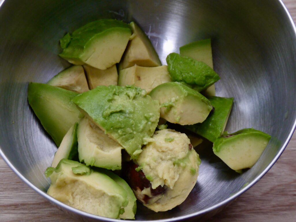 アボカドとキクラゲの醤油麹和え