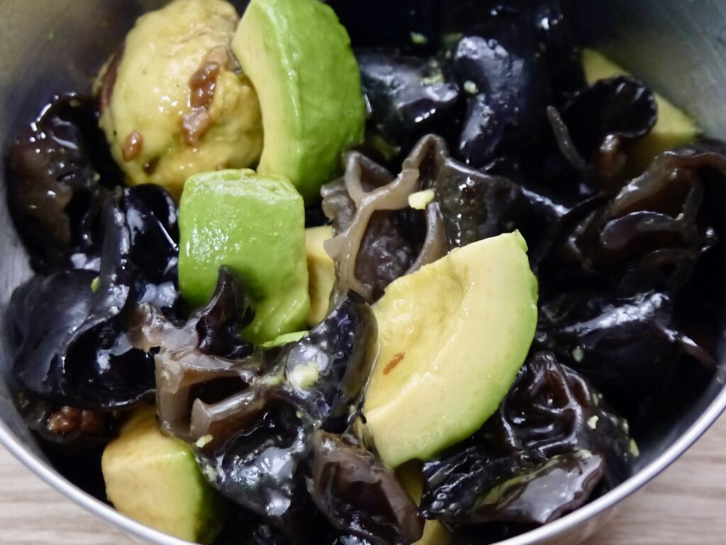 アボカドとキクラゲの醤油麹和え