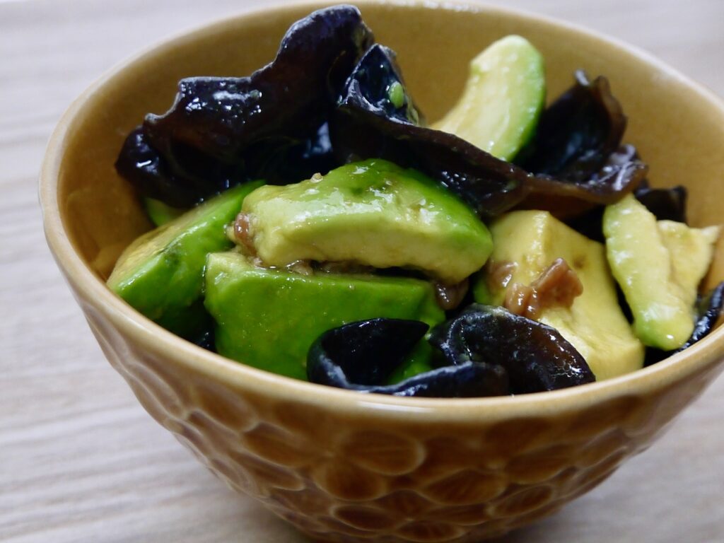 アボカドとキクラゲの醤油麹和え